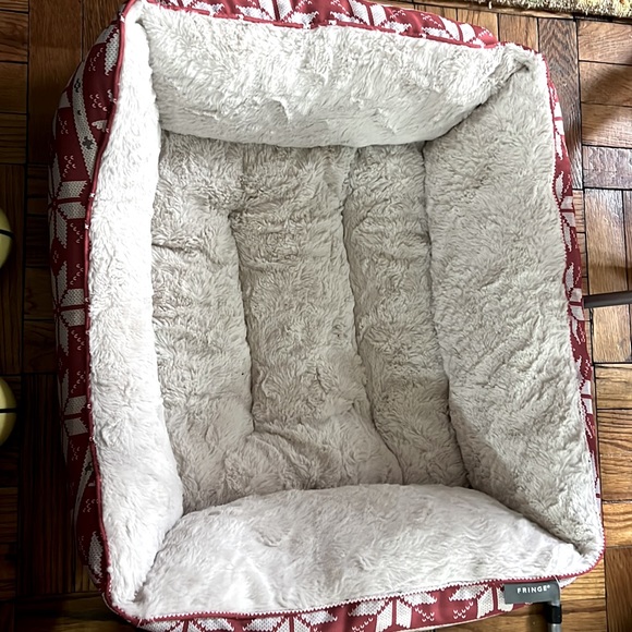 Fringe red and white dog bed - Picture 1 of 5